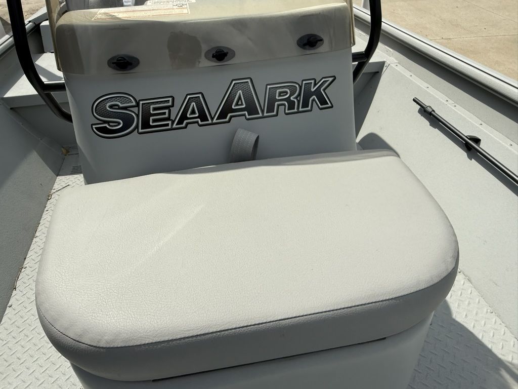 2025 SeaArk Shadow 18 j Center console Boat