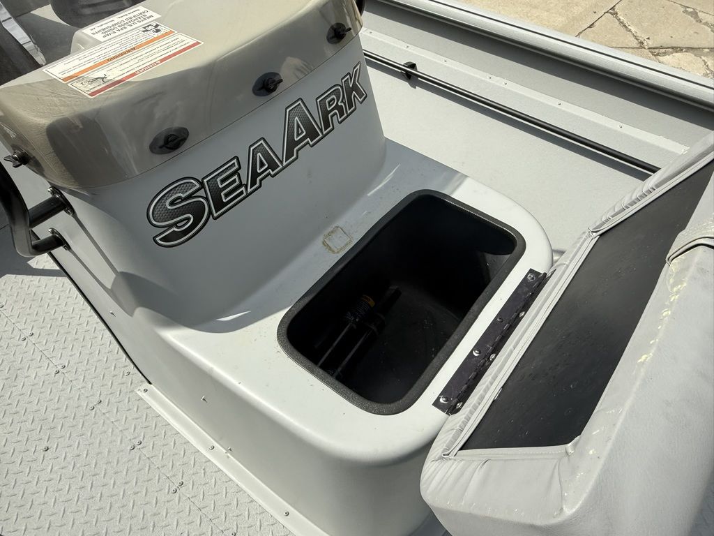 2025 SeaArk Shadow 18 j Center console Boat