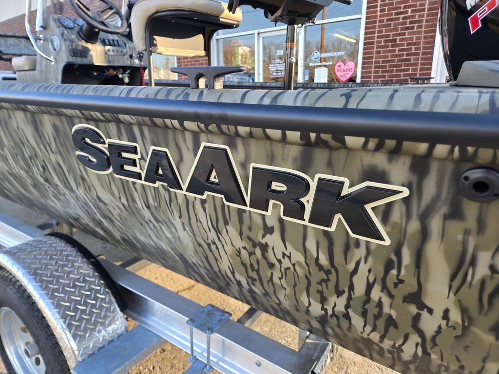2025 SeaArk Shadow 19 v Center console Boat